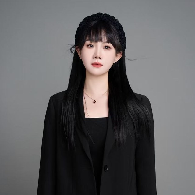 露露老师 形象照